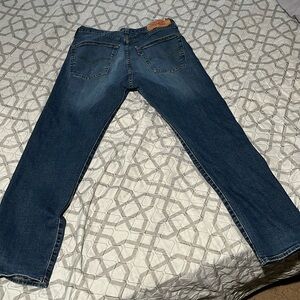 Men’s blue Levi’s jeans